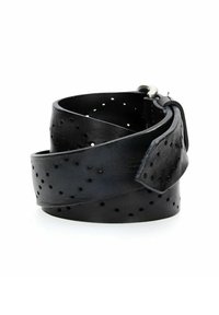 Cintura in pelle nera caratterizzata da un design perforato, una texture liscia e una fibbia in metallo. È arrotolata e presenta un'estremità libera per il fissaggio.