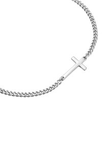 Collar de cadena de plata con un colgante plano de cruz horizontal. La cadena tiene un diseño clásico de eslabones, con superficies metálicas pulidas.
