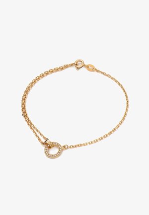 Goldene Kettenarmband mit einem kreisförmigen Anhänger, der mit kleinen Steinen verziert ist, und einem sicheren Karabinerverschluss.