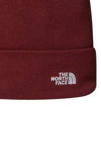 Beanie a magenta in maglia con risvolto e logo ricamato bianco con linee curve e testo nella parte anteriore. Texture morbida.