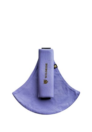 Lila Stoff-Hundehalsband mit breiter Nackenabdeckung und gepolstertem Riemen, beschriftet mit "Wildride" in goldenen Buchstaben.