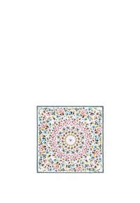 Mantel cuadrado con estampado floral. Presenta un diseño de mandala colorido e intrincado con fondo claro y bordes definidos. Lavable a máquina.