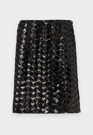 Saia mini preta coberta com lantejoulas brilhantes e refletivas que criam um padrão texturizado e cintilante contra um fundo claro e simples.