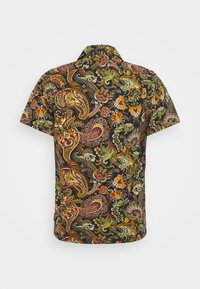 Korte mouwen overhemd met een zwarte achtergrond en een ingewikkeld patroon van paisley en bloemen in oranje, groen, crème en paars.