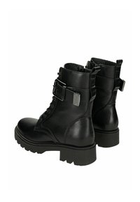 Černé kožené kotníkové boty se šněrováním, ozdobnými přezkami, texturovaným povrchem a pevnou gumovou podrážkou pro lepší trakci.