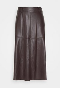 Bruine leren midi-rok met een aansluitende taille, taps toelopend ontwerp, zichtbare naden en een split aan de zijkant voor gemak van beweging.