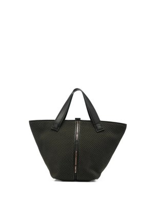 Borsa nera con texture, base ampia, due manici corti in pelle nera e una striscia verticale con l'etichetta "Alexander Smith" in testo bianco.