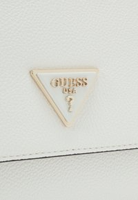 Guess MERIDIAN FLAP  - Skulderveske - stone