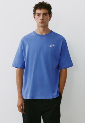 PULL&BEAR, RELAXED FIT WITH EMBOSSED GRAPHIC - T-SHIRT - T-shirt imprimé - dark blue