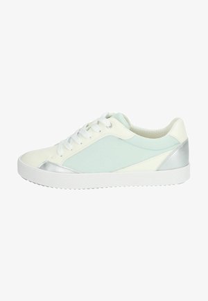 Witte en mintgroene sneaker met een gladde afwerking, voorzien van zilveren accenten, een ronde neus en witte veters op een gestructureerde zool.