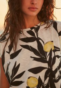 Next CREW NECK - Marškinėliai su spaudiniu - ecru lemon print