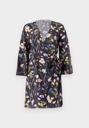 Wickelkleid mit 3/4-Ärmeln, dunklem marineblauen Stoff, der farbenfrohe Blumenmuster zeigt, V-Ausschnitt und einem gebundenen Taillendetail.