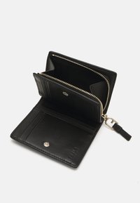 Zwarte leren portemonnee met een ritssluiting, meerdere kaartsleuven en een afneembare schouderband. Voorzien van gouden hardware en reliëfdetails.