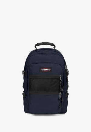 Námořnická modrá batoh Eastpak s polstrovaným zadním dílem, hlavním oddílem na zip, přední kapsou ze síťoviny a nastavitelnými popruhy. Obsahuje horní držadlo pro nošení.