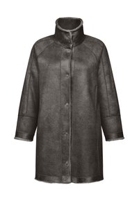 Crni kaput od jagnjeće kože s visokim ovratnikom, prednjim dugmadi i širokim rukavima. Tekstura je meka, s glatkom završnom obradom i sirovim rubovima.