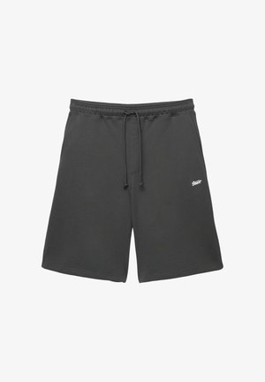 Grå bomuldsshorts med elastisk talje og snøre, med et lille hvidt logo på venstre side. Blød tekstur, afslappet pasform.