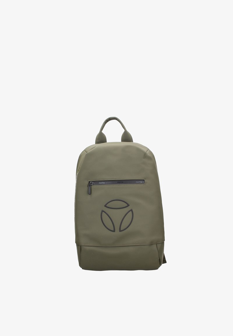 Sac à dos vert olive avec poignée supérieure, poche zippée à l'avant, et un logo abstrait circulaire noir sur le devant.