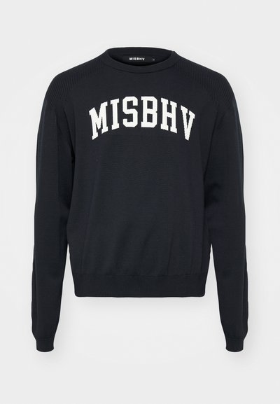 Μαύρος σκούφος με άσπρες επιγραφές "MISBHV", ριχτή υφή στους ώμους, στρογγυλός λαιμός και εφαρμοστά μανίκια; φτιαγμένος από μαλακό πλεκτό ύφασμα.