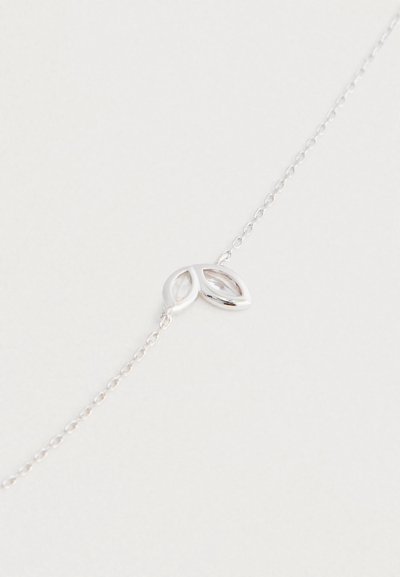 Brățară din lanț de argint cu un pandantiv dublu în formă de frunză, detalii gravate, finisaj neted și design delicat cu zale.