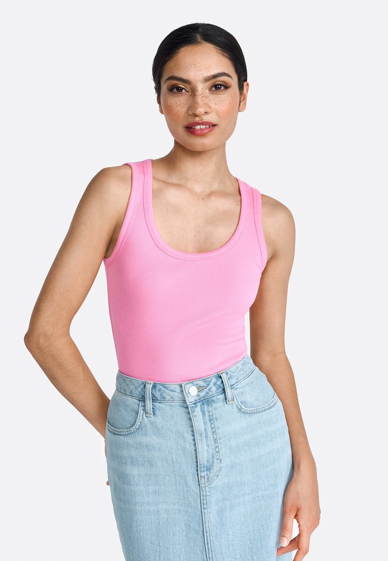 Top fără mâneci, de culoare roz, cu dantelă largă și decolteu rotund, asortat cu o fustă din denim de un albastru deschis, cu închidere prin butoane.