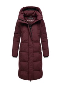 Cappotto puffo bordeaux con cappuccio, dotato di chiusura con zip e bottoni a pressione, grandi baffle e dettagli neri ai polsini.