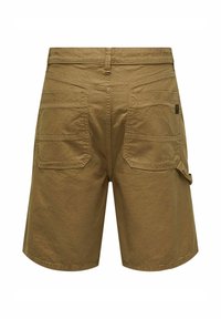 Brune bomulds shorts med en lige pasform, to påsyede baglommer og en side lomme til værktøj med sømdetaljer.