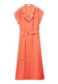 Koralowa sukienka z krótkimi rękawami, z kołnierzykiem i przewiązywaniem w talii. Wykonana z teksturowanej tkaniny, do kolan, o prostym kroju.