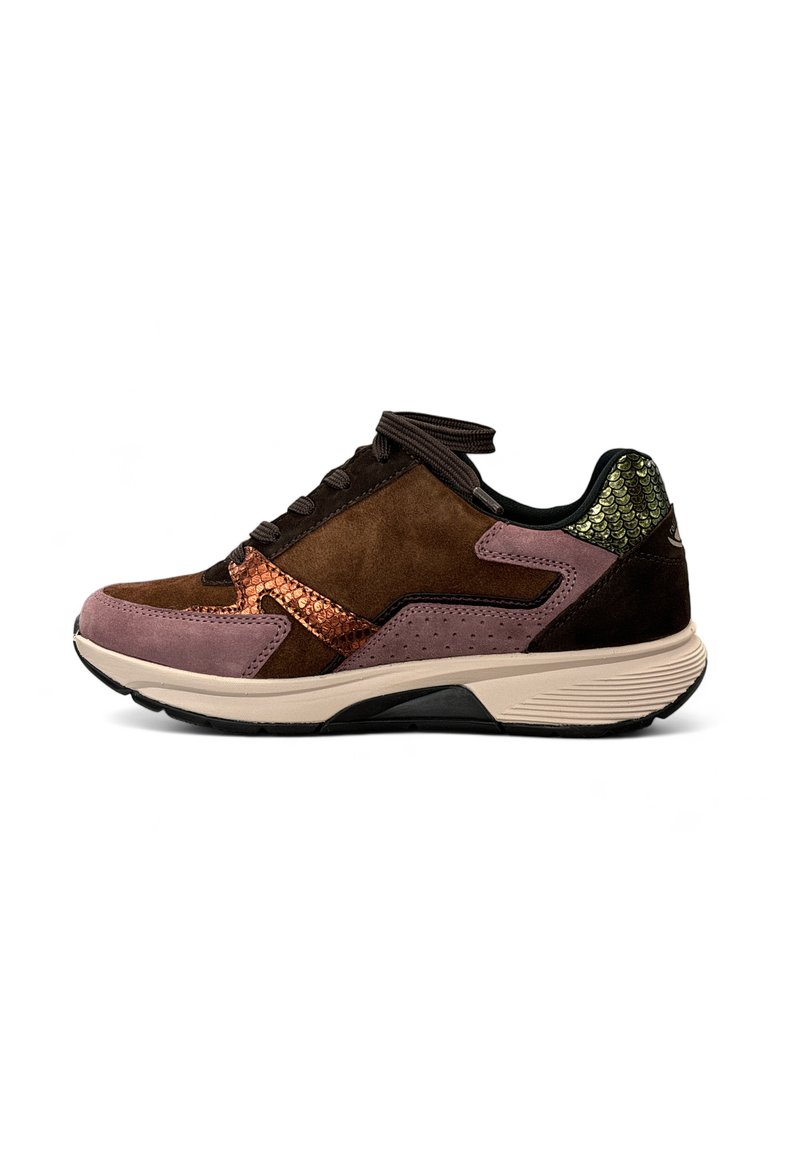 Bruine suède sneaker met roze accenten, metallic koperen details en een textuur aan de groene achterkant. Lichte zool met een zwarte tractie.