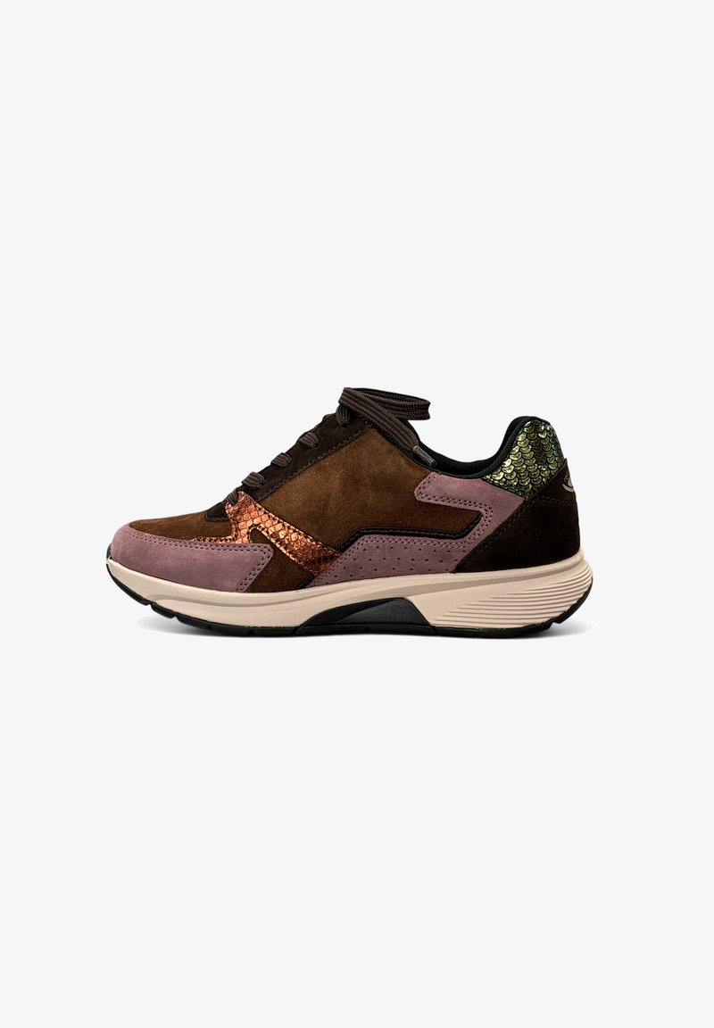 Bruine suède sneaker met roze accenten, metallic koperen details en een textuur aan de groene achterkant. Lichte zool met een zwarte tractie.