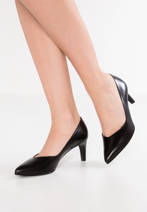 Schwarze High Heels aus Leder mit spitzer Zehenpartie und einem V-förmigen Ausschnitt an der Seite. Der Absatz ist etwa 6,5 cm hoch, mit glatter Textur.