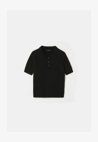 Pólo preto de manga curta em textura suave e felpuda, com colarinho clássico e pala de três botões. Design simples e minimalista.