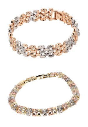 Deux bracelets à maillons métalliques tricolores avec des maillons texturés ovales et en forme de fer à cheval, dotés de fermoirs sécurisés.