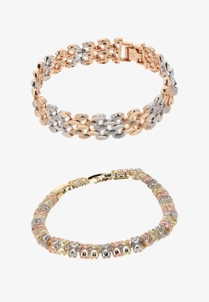 Dwie trójkolorowe bransoletki z metalowych ogniw o owalnych i podkowiaste kształtach z fakturowanymi ogniwami, wyposażone w bezpieczne zapięcia.