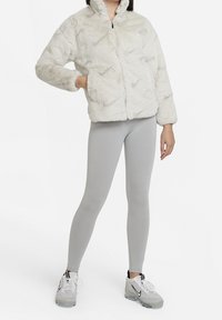 Nike Sportswear UNISEX - Vinterjacka - light bone/lt iron ore