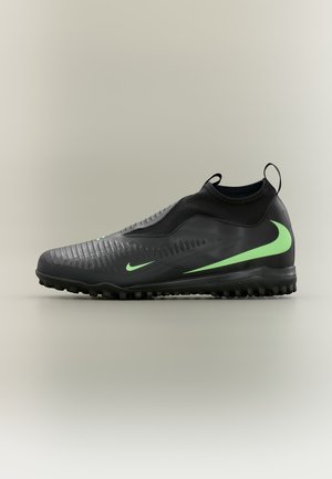 Chaussure de sport noire avec empeigne texturée, logos Nike swoosh verts, languettes au talon et à la languette, et semelle en caoutchouc avec crampons adhérents.
