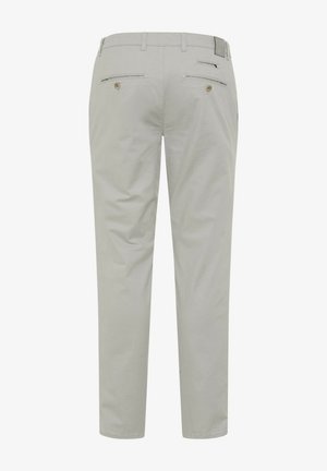 Pantaloni grigio chiaro da uomo con passanti per cintura, due tasche posteriori con bottone e due tasche posteriori con cerniera, mostrati da dietro.