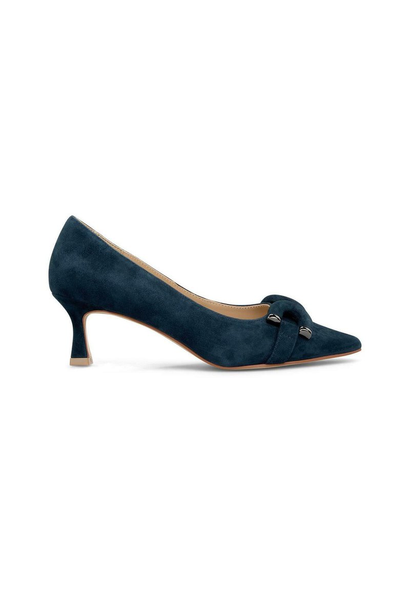 Escarpin en suède marine avec un bout pointu, un petit talon kitten et un accent en nœud décoratif agrémenté de détails en métal foncé.