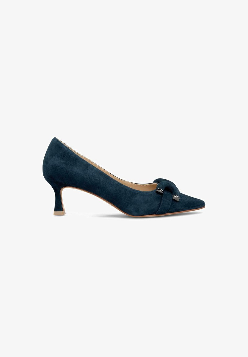 Navy Wildleder-Pumps mit spitzem Schuhblatt, kleinem Kitten-Absatz und dekorativem Knotenakzent, der elegante, dunkle Hardware-Details aufweist.