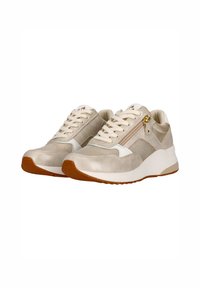 Baskets de sport beige clair avec des panneaux en daim texturé et en mesh, arborant des accents blancs et une fermeture éclair décorative sur le côté avec des détails en or.
