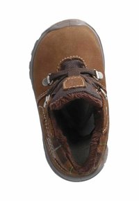 Bota de ante marrón con un cuello acolchado, cordones de tela marrón texturada y suela de goma. Presenta un forro de piel de pelo y detalles cosidos en el costado.