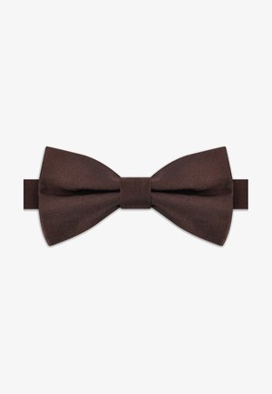 Ciemnobrązowa muszka z tkaniny o klasycznym, symetrycznym kształcie i regulowanym pasku, położona na białym tle.