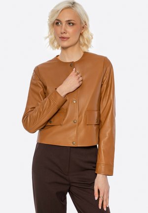 Braune Leder-Cropped-Jacke mit rundem Ausschnitt, Druckknopfverschluss und zwei Fronttaschen. Glatte Textur mit taillierter Passform.