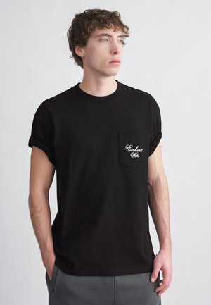 Czarny bawełniany t-shirt z podwiniętymi rękawami, z kieszenią na lewej piersi i białym logo; minimalistyczny design i luźny krój.