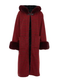 Punainen houndstooth-takki mustalla turkisvuorilla, jossa on leveä turkispäällinen ja hihansuut, kaksi etutaskua ja hopeinen lukkosuljin.