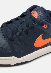 Nike Sportswear FULL FORCE  - Sapatilhas - dark obsidian/safety orange/obsidian/phantom