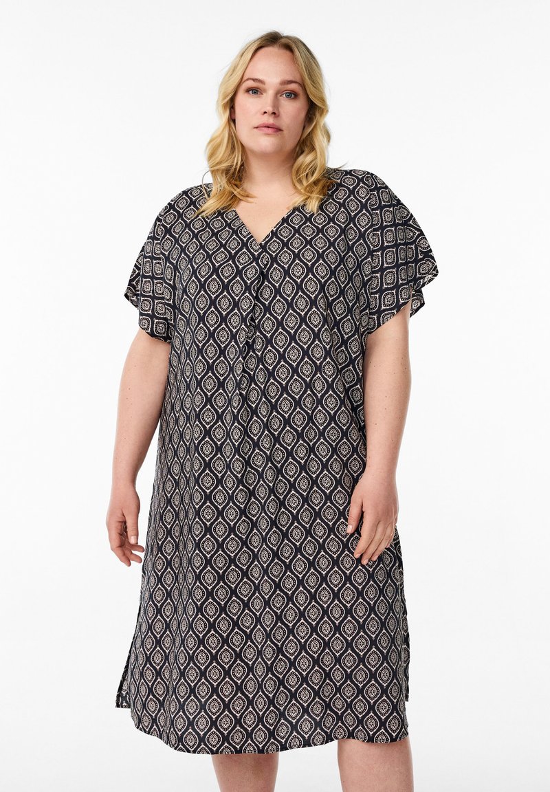 Schwarzes Kleid mit einem Diamantmuster in Off-White, V-Ausschnitt, kurzen Ärmeln und lockerer Passform, das oberhalb des Knies endet.
