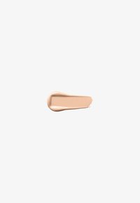 Muestra de maquillaje líquido beige, textura suave, forma alargada, con un acabado brillante y un sutil brillo, colocada sobre un fondo blanco.