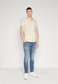 Tommy Jeans JASPER beżowy