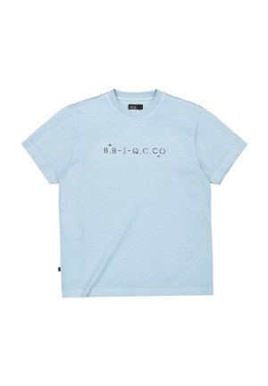 Hellblaues T-Shirt mit kurzen Ärmeln und Rundhalsausschnitt, schwarzer Aufdruck mit den Buchstaben B.B-J-Q.C.CO quer über der Brust und einem kleinen schwarzen Seitenschild.