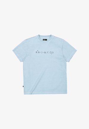 Hellblaues T-Shirt mit kurzen Ärmeln und Rundhalsausschnitt, schwarzer Aufdruck mit den Buchstaben B.B-J-Q.C.CO quer über der Brust und einem kleinen schwarzen Seitenschild.